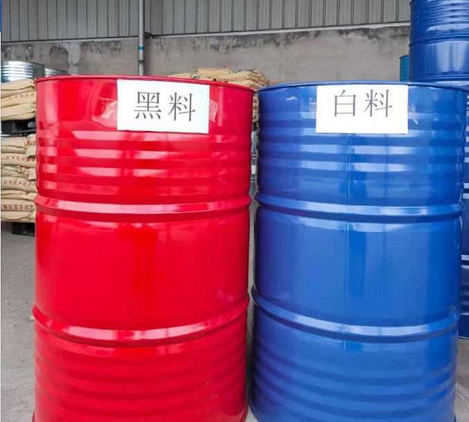 噴涂硬泡聚氨酯以聚氨酯黑料(聚合MDI)、順達(dá)白料(組合聚醚)為雙組分。按照質(zhì)量比1:1的比例，通過(guò)高壓無(wú)氣噴槍自動(dòng)混合均勻，然后以氣霧的形式高速?lài)娡?，由于其?yōu)異的自粘接性能，最終在被噴涂面上形成均勻、細(xì)膩的泡沫體