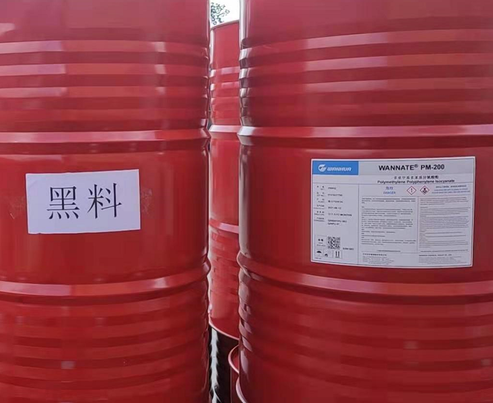 噴涂硬泡聚氨酯以聚氨酯黑料(聚合MDI)、順達(dá)白料(組合聚醚)為雙組分。按照質(zhì)量比1:1的比例，通過(guò)高壓無(wú)氣噴槍自動(dòng)混合均勻，然后以氣霧的形式高速?lài)娡浚捎谄鋬?yōu)異的自粘接性能，最終在被噴涂面上形成均勻、細(xì)膩的泡沫體