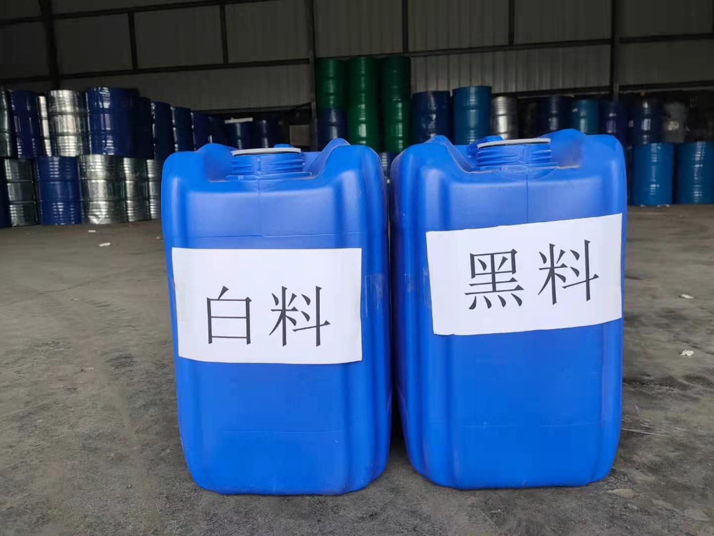 噴涂硬泡聚氨酯以聚氨酯黑料(聚合MDI)、順達(dá)白料(組合聚醚)為雙組分。按照質(zhì)量比1:1的比例，通過(guò)高壓無(wú)氣噴槍自動(dòng)混合均勻，然后以氣霧的形式高速?lài)娡?，由于其?yōu)異的自粘接性能，最終在被噴涂面上形成均勻、細(xì)膩的泡沫體