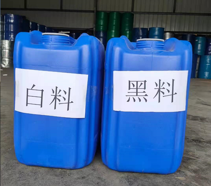 噴涂硬泡聚氨酯以聚氨酯黑料(聚合MDI)、順達(dá)白料(組合聚醚)為雙組分。按照質(zhì)量比1:1的比例，通過(guò)高壓無(wú)氣噴槍自動(dòng)混合均勻，然后以氣霧的形式高速?lài)娡浚捎谄鋬?yōu)異的自粘接性能，最終在被噴涂面上形成均勻、細(xì)膩的泡沫體
